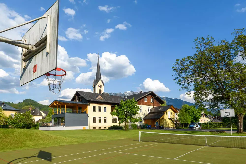 Wehrenfennighaus 10 Sportplatz Normalperspektive